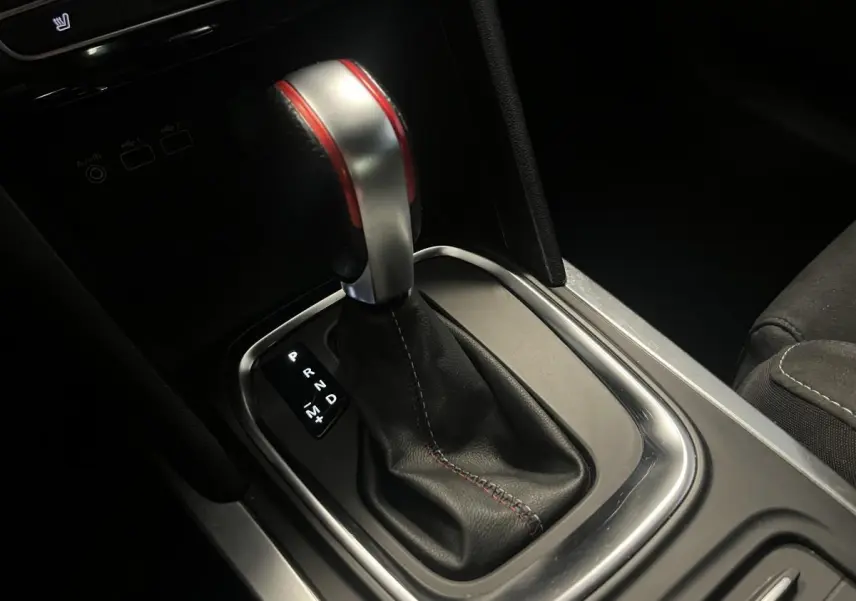 Levier de vitesses automatique avec surpiqûres rouges dans l'habitacle noir de la Renault Mégane R.S. Line 2022