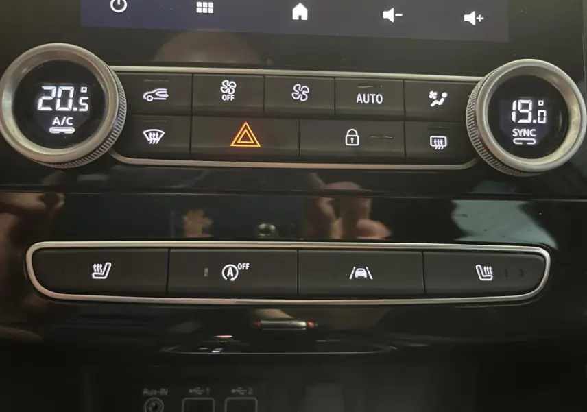 Détail de la console centrale noire de la Renault Mégane R.S. Line 2022 avec commandes climatisation et sièges chauffants.