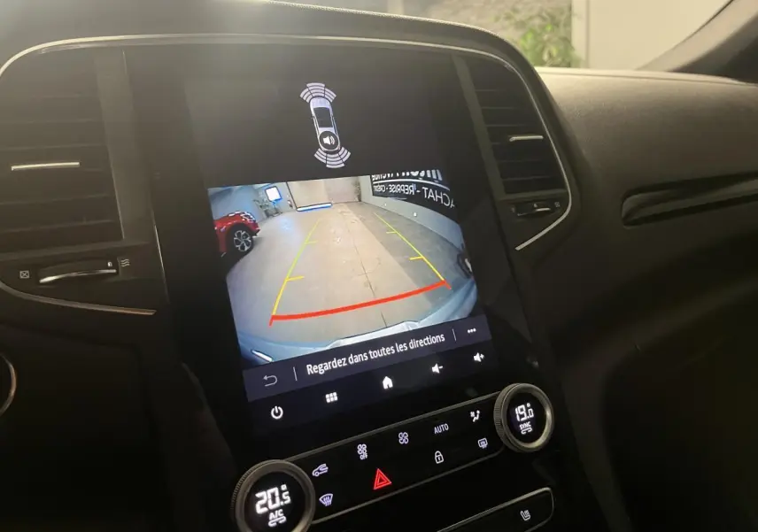 Écran tactile central de la Renault Mégane gris affichant la caméra de recul avec guidage dynamique en intérieur.