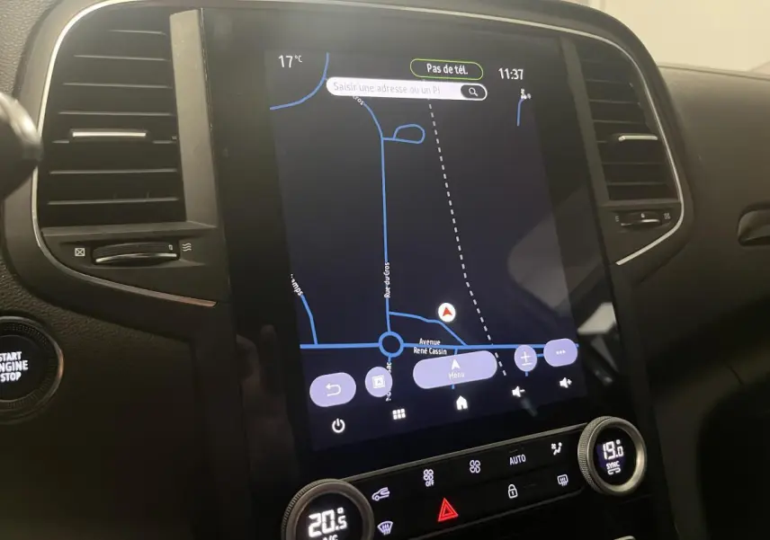 Tableau de bord de Renault Mégane gris 2022 avec écran tactile 10'' affichant navigation et commandes climatisation.