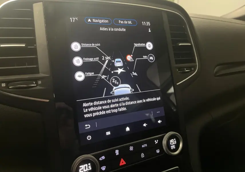 Écran tactile central de la Renault Mégane R.S. Line 2022 affichant les aides à la conduite dans un intérieur noir.
