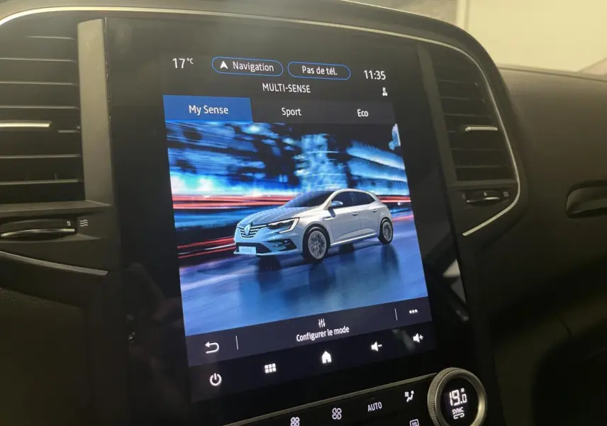 Écran tactile intérieur montrant une Renault Mégane grise en vue 3/4 avant dans le mode Multi-Sense.
