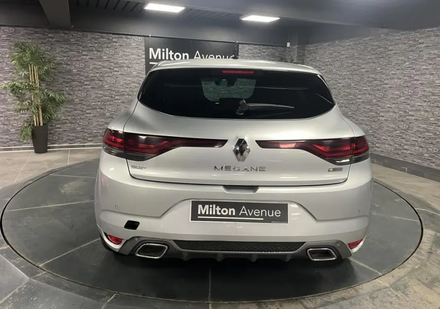 Vue arrière d'une Renault Mégane gris Highland avec double sortie d'échappement et feux arrière LED en C.