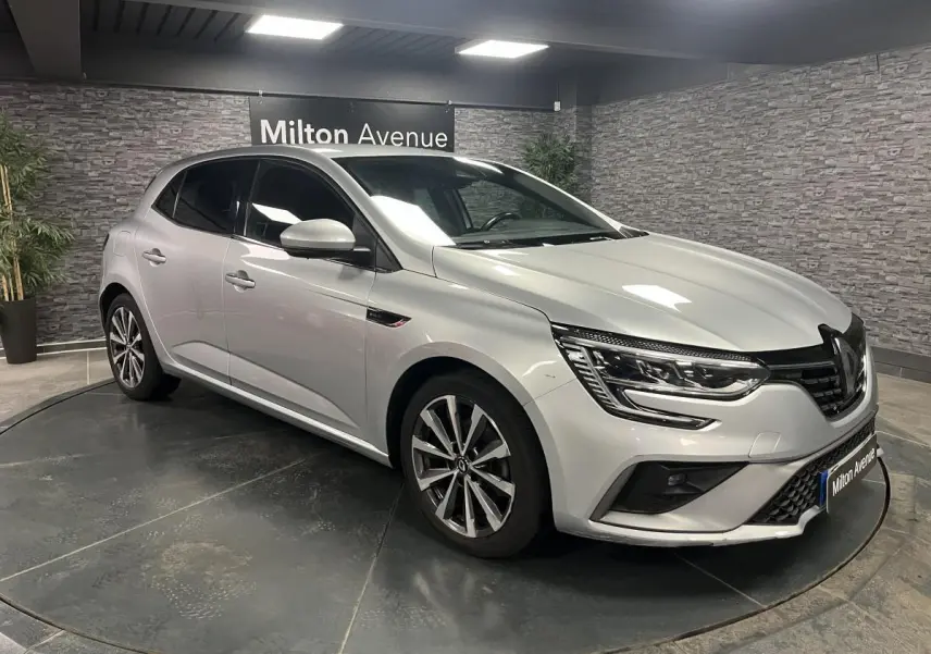Renault Mégane gris Highland vue 3/4 avant droit, avec calandre noire et jantes alliage 17 pouces Montlhéry