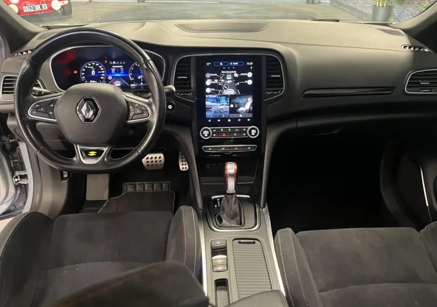 Intérieur avant de Renault Mégane R.S. Line 2022, tableau de bord numérique et console centrale avec levier de vitesse automatique.