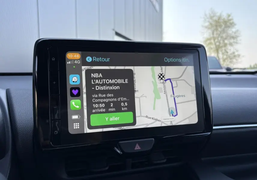 Écran tactile central affichant la navigation GPS dans l'habitacle de la Toyota Yaris Hybride 2025.