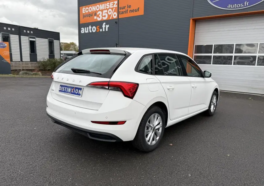 Vue 3/4 arrière droite d'une Skoda Scala blanche 2023 avec jantes alliage et feux arrière LED distinctifs.