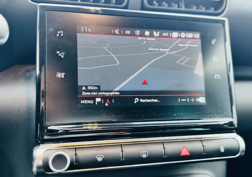Écran tactile central avec navigation GPS du tableau de bord du Citroën C3 Aircross gris Artense 2020.