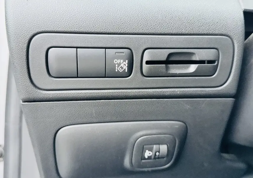 Gros plan sur les commandes de réglage du tableau de bord noir du Citroën C3 Aircross gris Artense, version 2020.