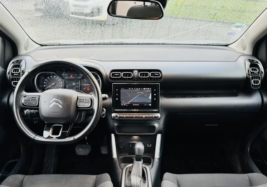 Vue frontale de l'intérieur noir du Citroën C3 Aircross 2020 avec écran tactile et volant multifonction en cuir.