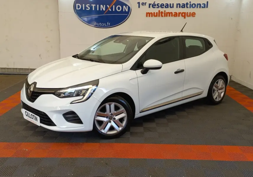 Renault Clio Business blanche vue en 3/4 avant droit, avec phares LED et jantes alliage visibles.