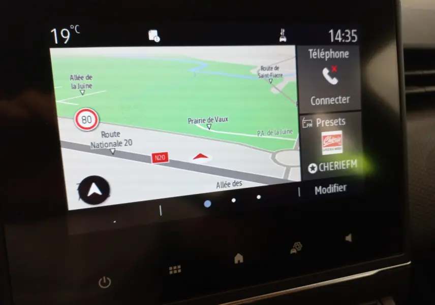 Écran tactile central de navigation et multimédia dans Renault Clio Business blanc, affichage 7 pouces, vue intérieure rapprochée.