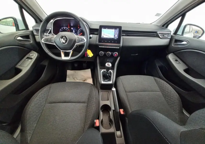 Intérieur de la Renault Clio Business 2021 vu de face, tableau de bord noir avec écran tactile et volant multifonctions.