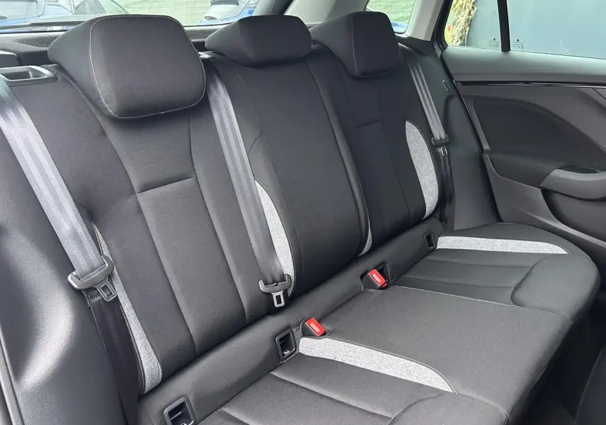 Vue latérale droite des sièges arrière en tissu noir et gris clair du Skoda Kamiq gris graphite 2025.