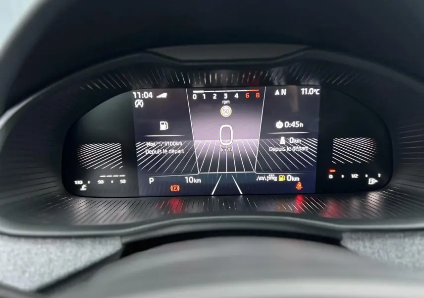 Vue rapprochée du tableau de bord numérique du Skoda Kamiq 2025, affichage clair des informations de conduite.