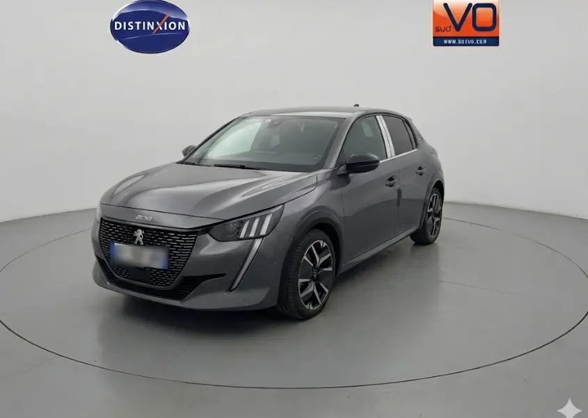 Peugeot 208 Hybrid gris vue 3/4 avant droit, avec jantes alliage 17 pouces et feux diurnes LED.