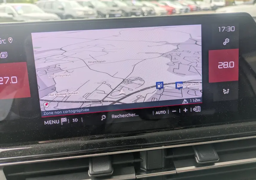 Vue intérieure du tableau de bord du Citroën C5 Aircross hybride blanc, avec écran tactile affichant la navigation GPS.