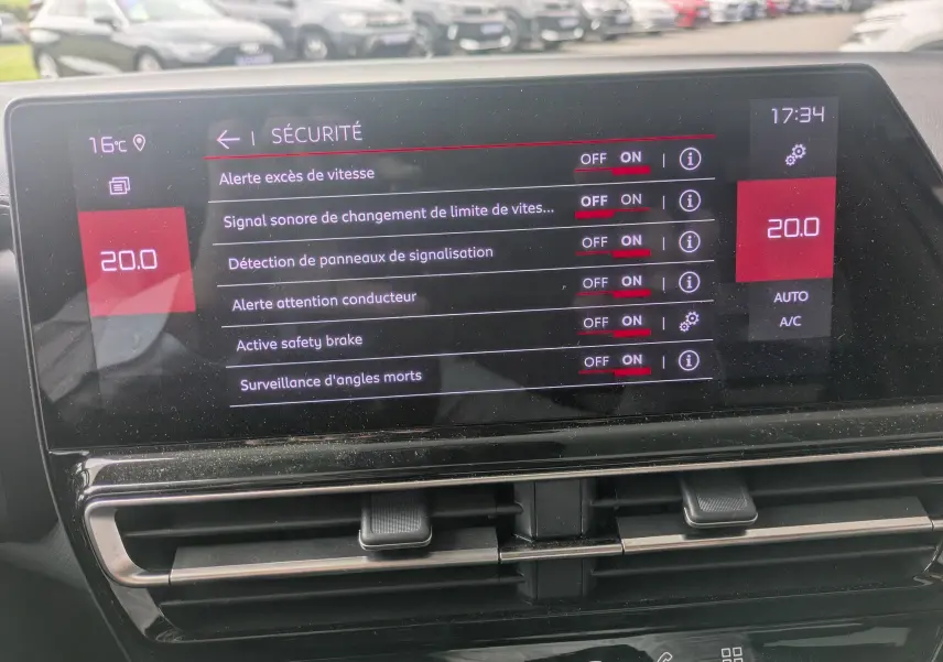 Écran tactile intérieur du Citroën C5 Aircross hybride 2025 affichant les réglages de sécurité et la climatisation.