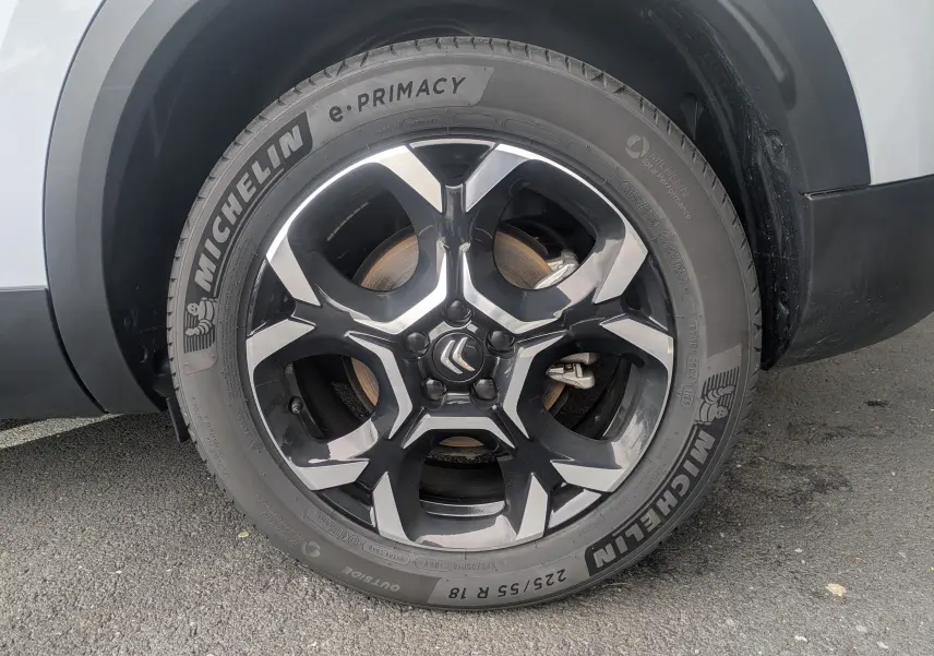 Gros plan sur la jante alliage biton 18 pouces et pneu Michelin d’un Citroën C5 Aircross blanc Okenite, côté arrière droit.