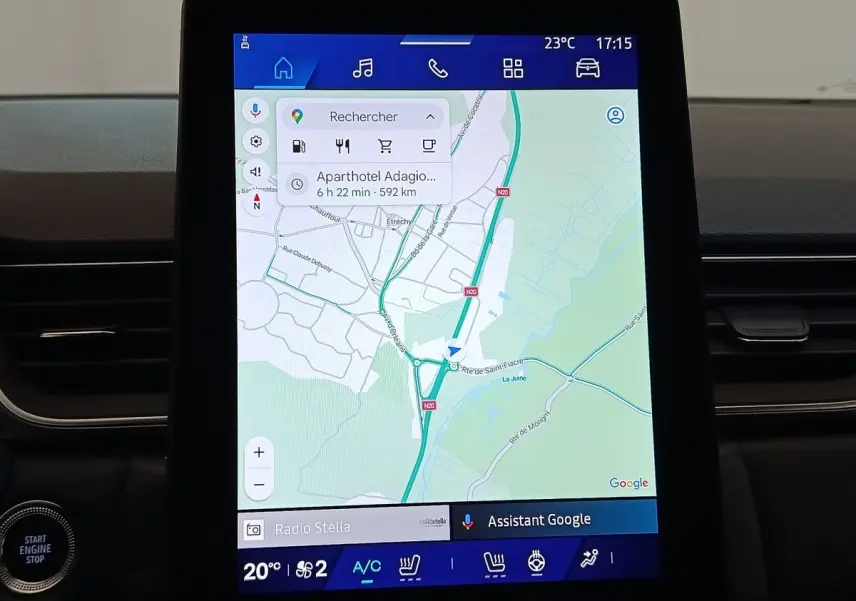 Écran tactile central 10,4 pouces du Renault Symbioz noir, affichant la navigation avec interface Google Maps.