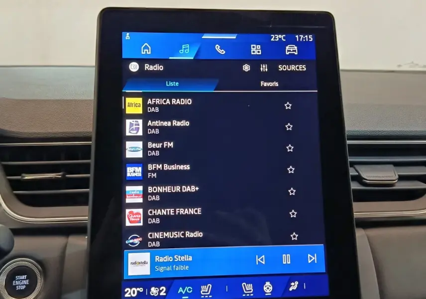 Vue intérieure centrée sur l'écran tactile multimédia du tableau de bord du Renault Symbioz noir.