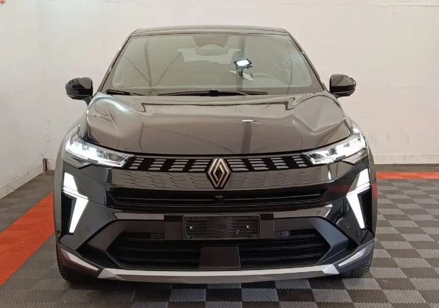 Vue frontale d'une Renault SYMBIOZ noire avec éclairage LED distinctif et calandre moderne.