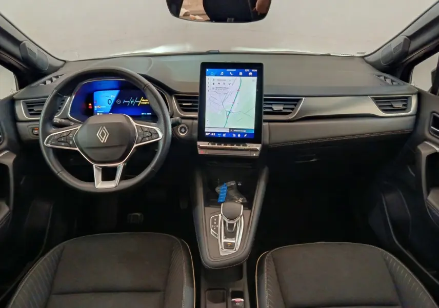 Vue intérieure frontale du tableau de bord noir du Renault SYMBIOZ avec écran tactile vertical et volant multifonctions.