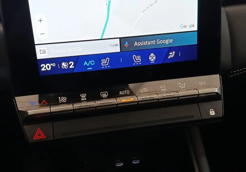 Vue rapprochée de l'écran tactile central affichant la navigation et les commandes climatisation du Renault Symbioz noir.