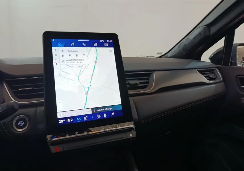 Vue intérieure côté passager du tableau de bord noir de la Renault SYMBIOZ avec grand écran tactile vertical affichant la navigation.