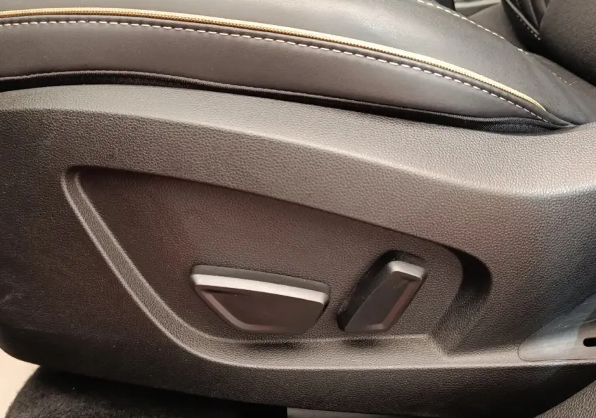 Détail des commandes de réglage électrique du siège en cuir noir du Renault Symbioz Iconic E-Tech 2025.