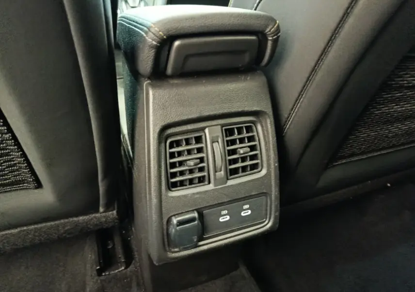 Vue rapprochée de la console arrière noire avec bouches d’aération et ports USB du Renault Symbioz 2025.