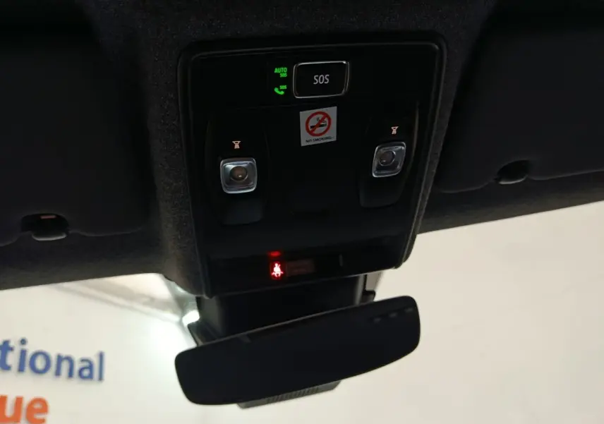 Vue intérieure du plafonnier noir avec bouton SOS et éclairages de lecture du Renault Symbioz noir 2025.