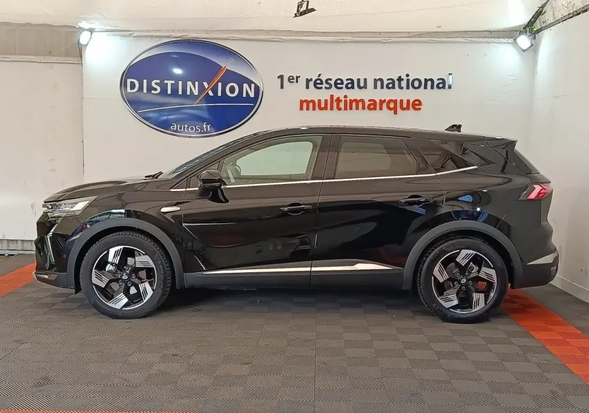 Vue de profil côté gauche du Renault Symbioz noir, soulignant ses jantes modernes et lignes épurées.