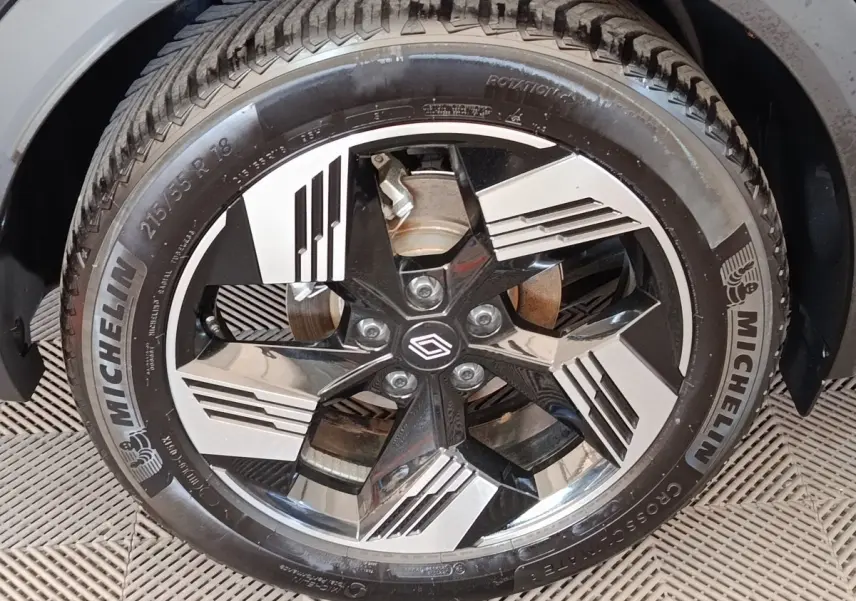 Gros plan sur la roue Michelin d'un Renault SYMBIOZ noir, montrant le pneu et l'arche de roue côté gauche.