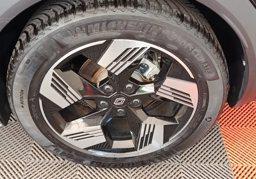 Gros plan sur la roue avant droite du Renault Symbioz noir, jante alliage au design moderne et pneus Michelin.