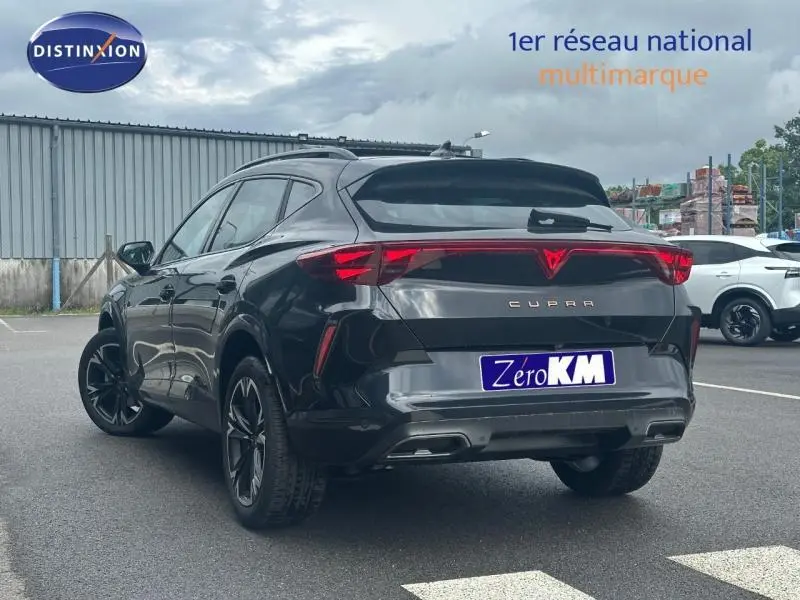 Vue 3/4 arrière d’un CUPRA Formentor noir minuit métallisé avec feux arrière LED et double sortie d’échappement.