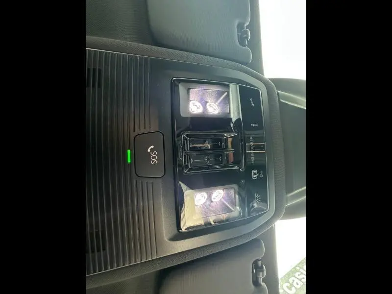 Vue rapprochée du plafonnier intérieur noir avec commandes d’éclairage et bouton SOS du CUPRA Formentor noir Minuit métallisé.