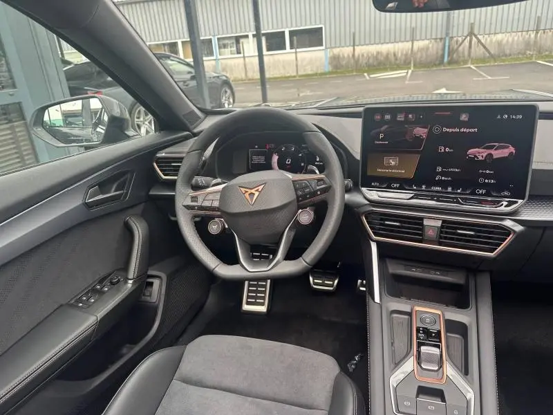 Vue intérieure avant du CUPRA Formentor 2.0 TDI 150ch, volant cuir noir avec logo cuivre et écran tactile central.
