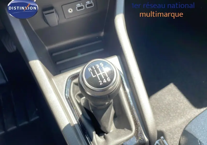 Le levier de vitesses manuel de la Renault Clio V BluedCi 100ch Evolution en gros plan, intérieur noir.