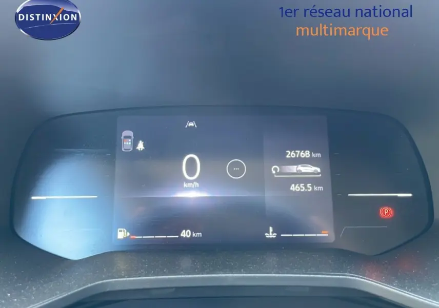 Tableau de bord numérique de Renault Clio rouge flamme, affichant 0 km/h et 26 768 km au compteur.