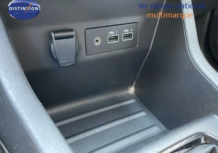 Gros plan sur la console centrale noire avec prises USB et prise jack de la Renault Clio V BluedCi 2025.