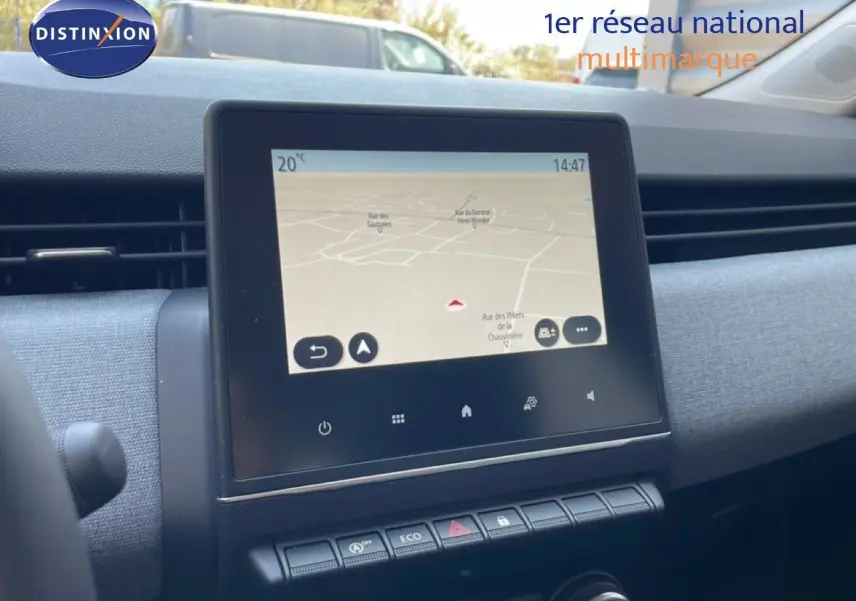 Vue intérieure du tableau de bord de la Renault Clio V BluedCi 100ch Evolution, écran tactile avec navigation affichée.