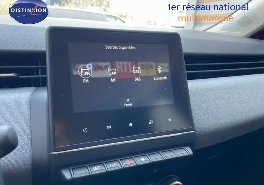Vue intérieure du tableau de bord de la Renault Clio 2025, avec écran tactile central et commandes climatisation visibles.