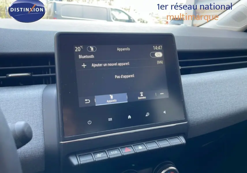 Vue intérieure centrée sur l'écran tactile du tableau de bord de la Renault Clio 2025, finition tissu gris clair.