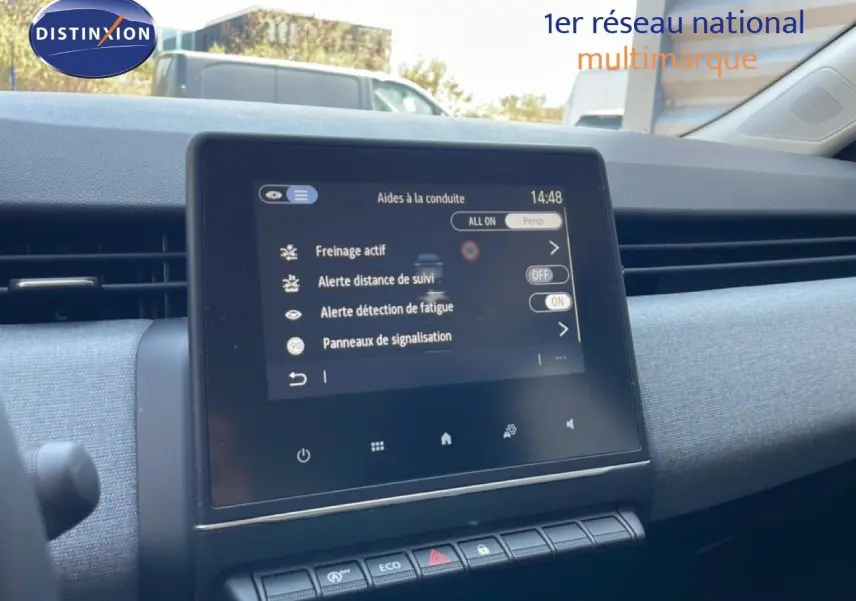 Écran tactile central affichant les aides à la conduite dans l’habitacle d’une Renault Clio 2025, intérieur gris.