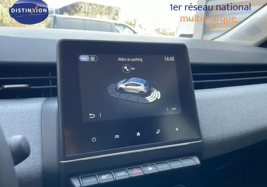 Écran tactile central affichant l'aide au parking dans l'habitacle d'une Renault Clio 2025, finition tissu noir.