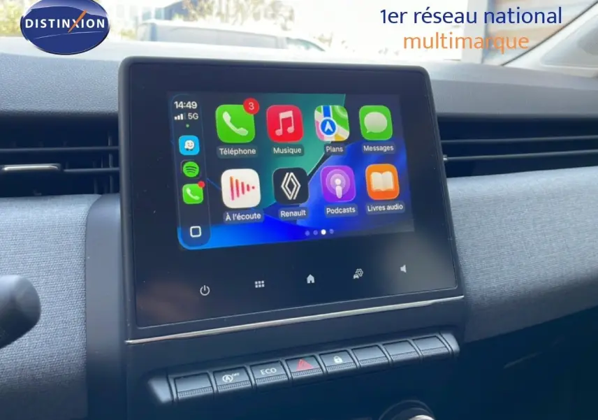 Écran tactile central de la Renault Clio V BluedCi 100ch Evolution 2025 avec interface connectée, vue intérieure frontale.