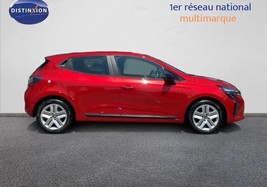 Profil droit de la Renault Clio 2025 rouge flamme métal, avec jantes alliage et lignes dynamiques visibles.