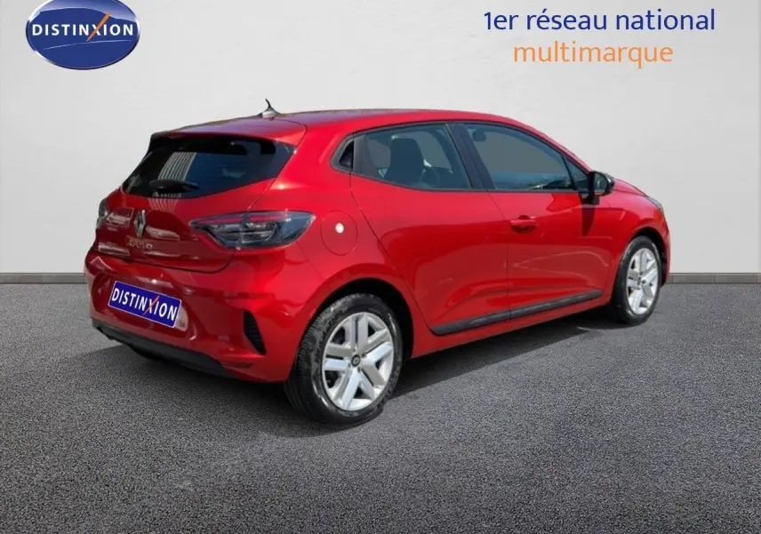 Renault Clio V BlueDCI 100ch Evolution rouge flamme métal, vue 3/4 arrière côté droit sur fond neutre.