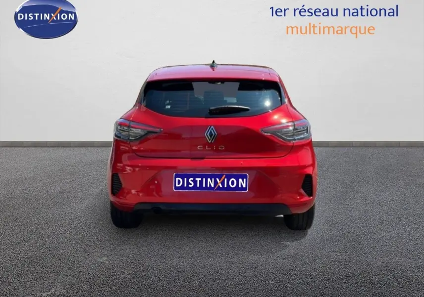 Vue arrière d'une Renault Clio 2025 rouge flamme métal, avec feux arrière LED et logo centré sur le hayon.